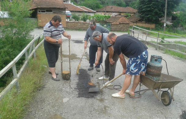 Челен опит: Жители на ботевградско село сами си запълниха дупките по улиците