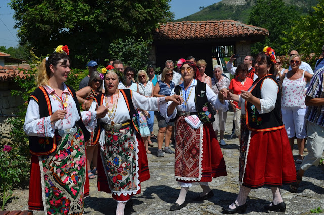 Автентични народни песни и танци в девненското село Кипра