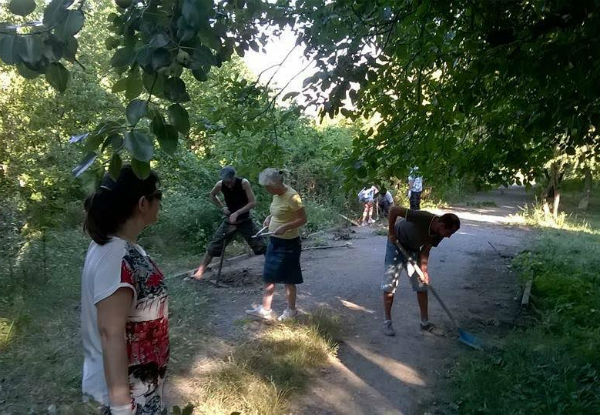 Ентусиасти посадиха нови цветя в спасения парк „Бедечка“ в Стара Загора