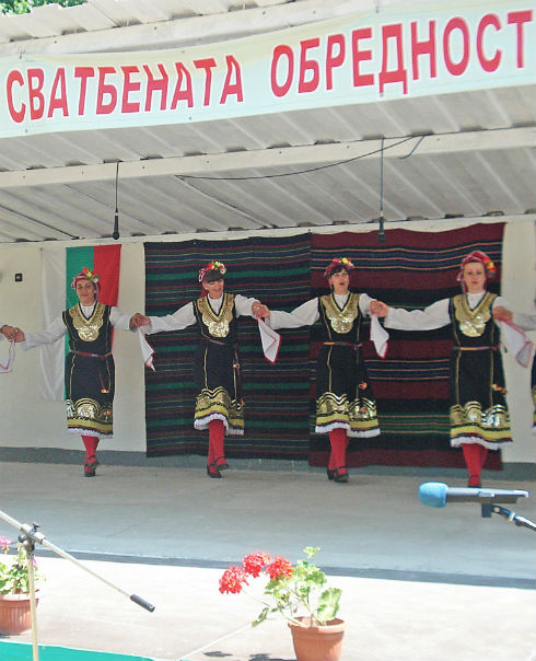 Фолклорен събор популяризира традициите в българската сватба