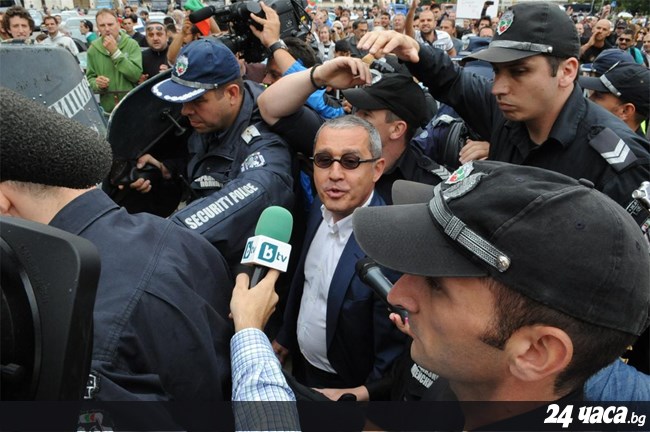 Глас народен: Г-да политици, слезте от облаците и почувствайте мъката на народа си!