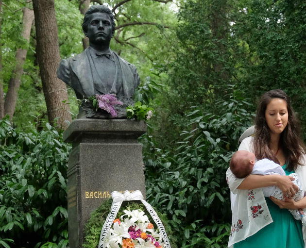 Снимка на млада майка с бебе на ръце пред паметника на Левски трогна цяла България
