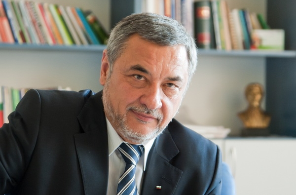 Валери Симеонов: Бедни ми, Бедров,  клети ми Гаврош от грантаджийските барикади