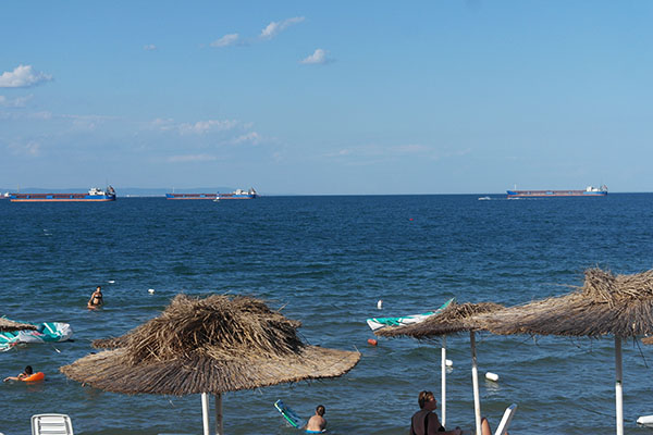 Кораби се наредиха на опашка за зърно в Бургаския залив