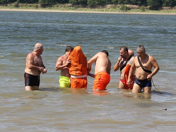 63-годишен мъж преплува Дунав в чyвaл и cъc зaвъpзaни pъцe и кpaкa