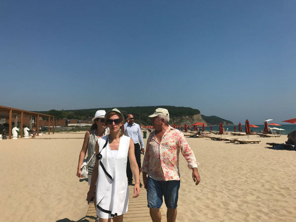 Ангелкова похвали плаж „Вая” в Иракли: Харесаха й 36 лева за чадър