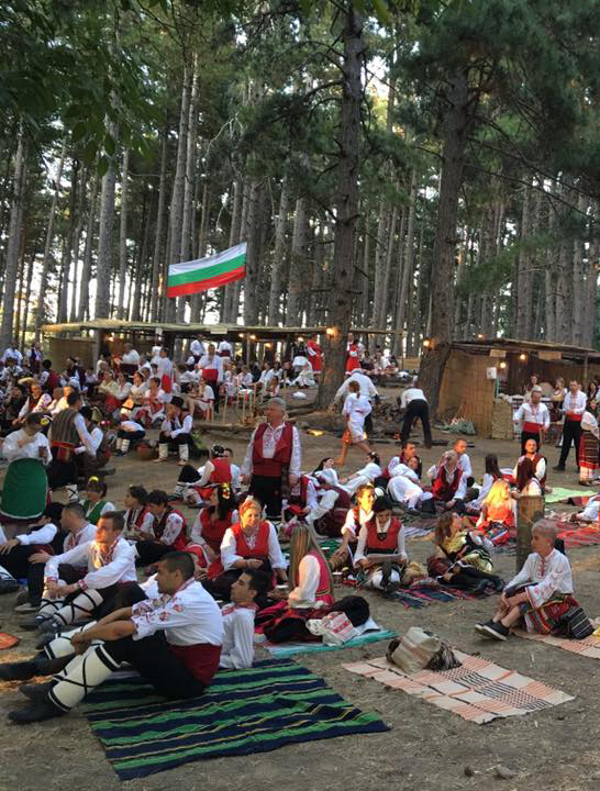 Десетки хиляди облякоха народни носии за фестивала в Жеравна