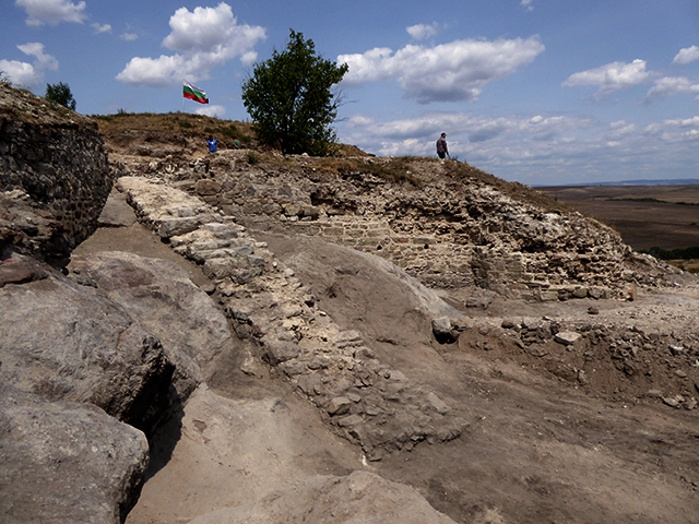 Монументално каменно стълбище отвежда в замъка на крепостта Русокастро