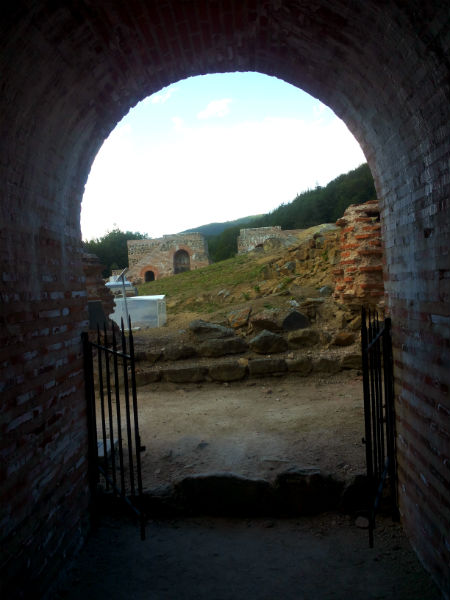 Под прочутата в античността Траянови врата можел да мине конник с вдигната пика