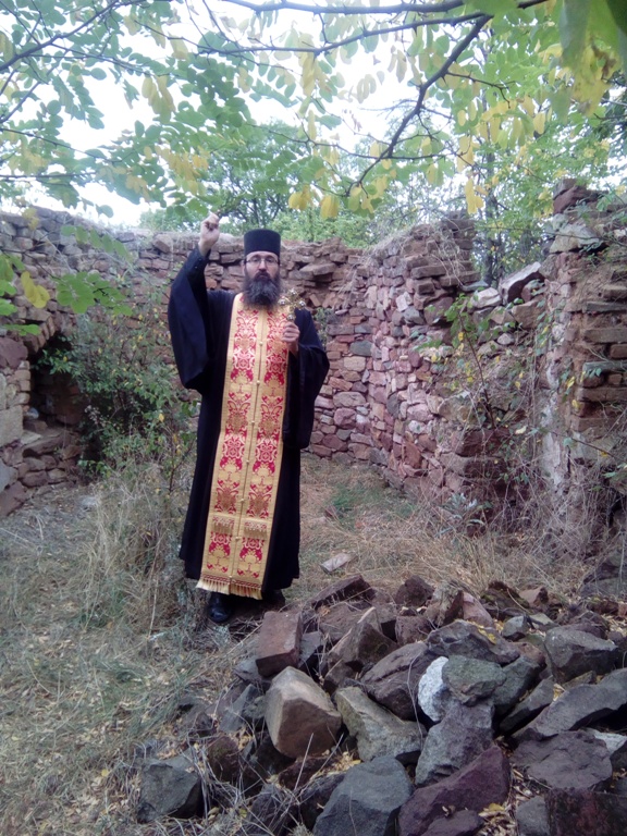 Възстановяват следновековен манастир в брезнишкото село Велковци