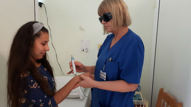 В Бургас лекуват с лазер болки в ставите и трудно зарастващи рани