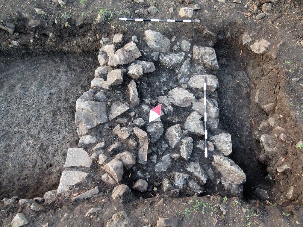 Археолози проучиха разкопано от иманяр тракийско селище