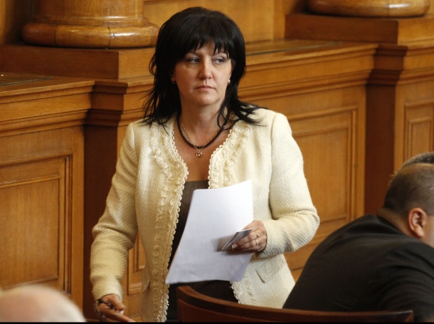 Цвета Караянчева пое ръководството на Парламента