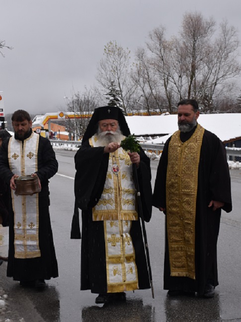 Дядо Гавриил поръси със светена вода край Микре, за да не стават повече катастрофи