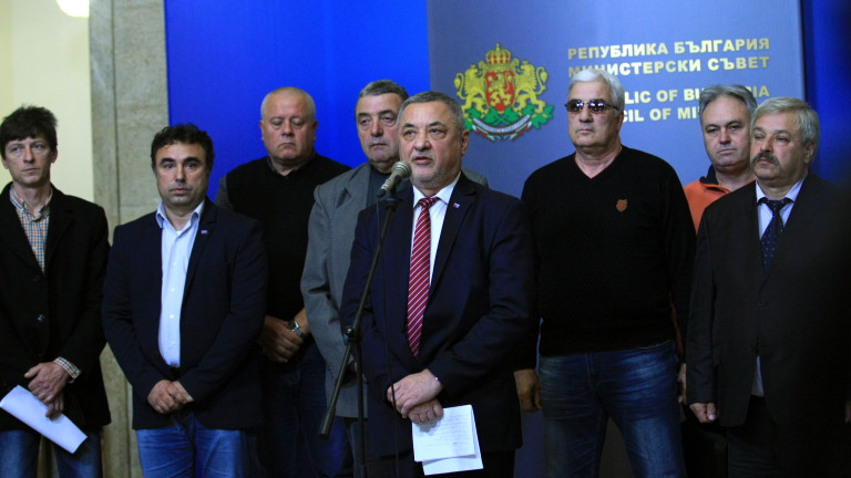 Валери Симеонов призова производителите на ракия да спазват закона