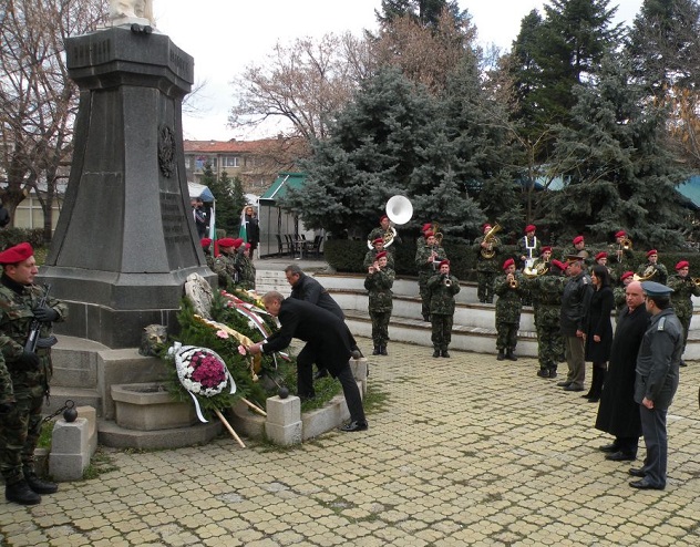 Научна конференция за Първата световна война започна с поднасяне на цветя пред Паметника на булаирци