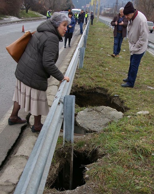 Огромна дупка се отвори насред пернишка улица