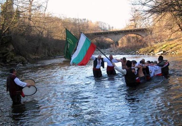 Извиха „калоферско хоро“ и във водите на река Видима в с. Велчево