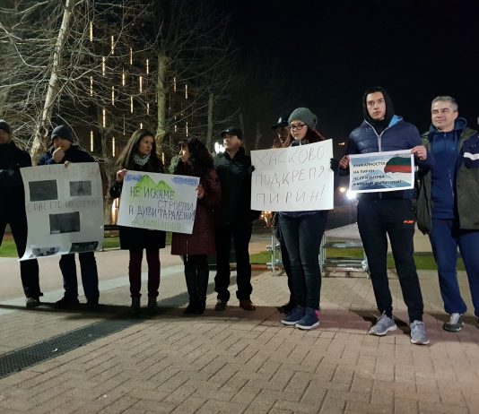 Кой всъщност подкрепя „протестите" на зеления октопод