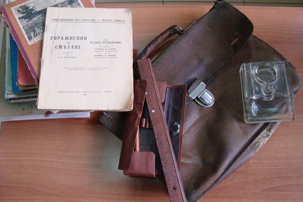 Първо дарение за бъдещия Музей на образованието в Севлиево