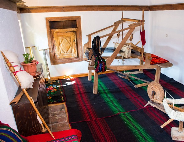 Наследници на стар род от Банско превръщат дома на фамилията в музей на стария бит и култура