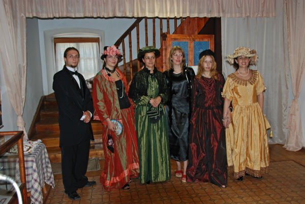 Бургаският музей издирва вечерни рокли и костюми от средата на миналия век