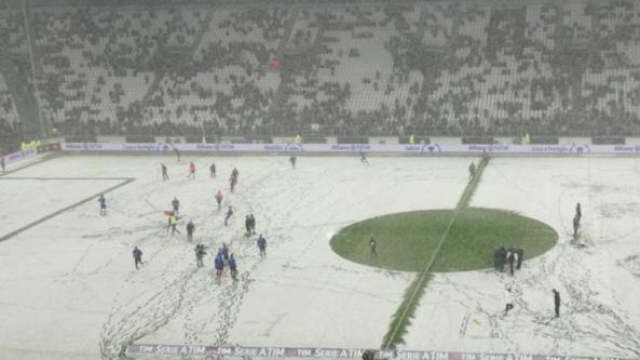 Обилен снеговалеж отложи мача "Ювентус" - "Аталанта"