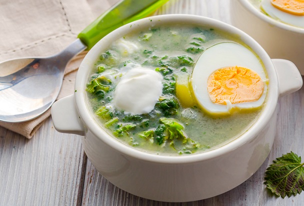 Копривата се показа: Сгответе си супа с картофи и салата "Айсберг"