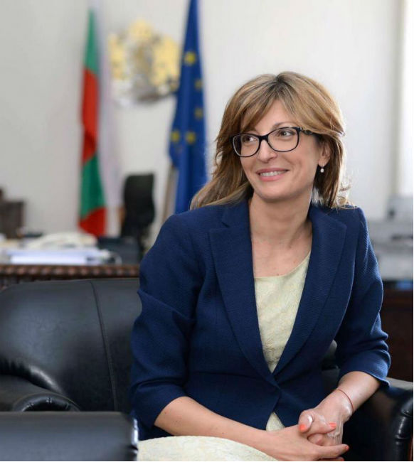 Екатерина Захариева: Надявам се Ердоган да не тропа по масата във Варна
