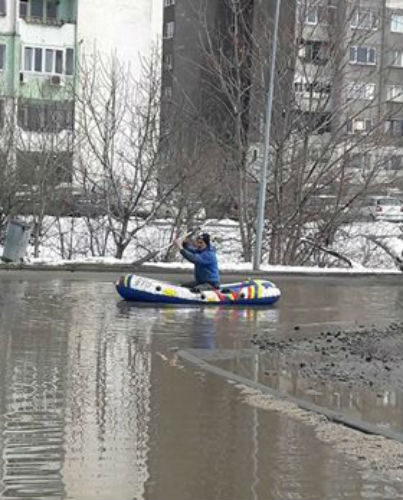 Ето как се прекосява наводнена София