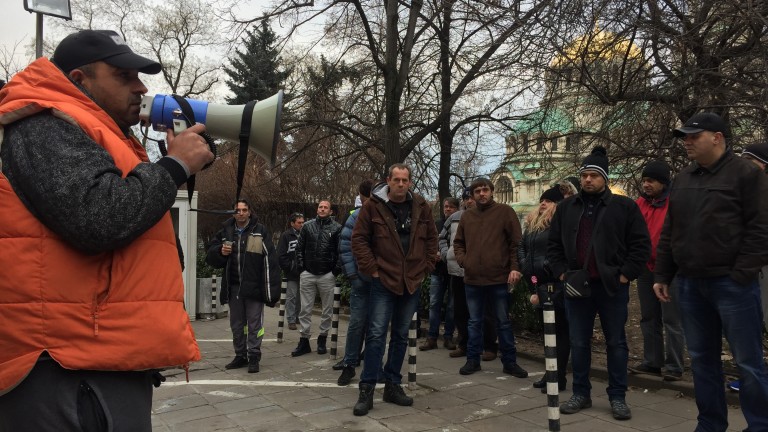 Таксиметрови шофьори от цялата страна излязоха на протест