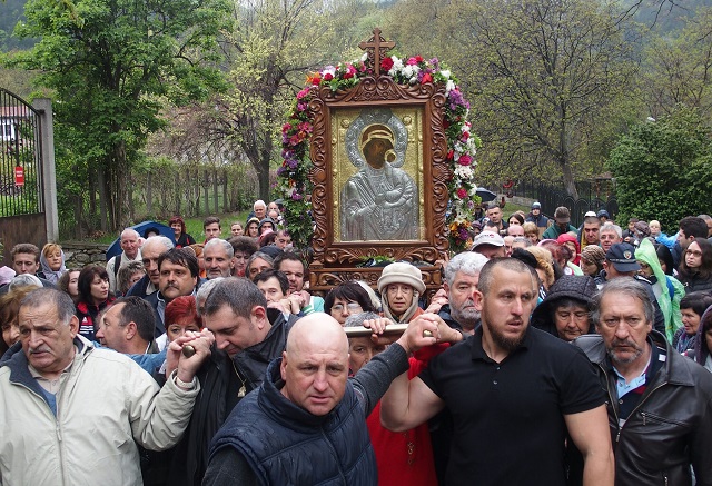 Хиляди вярващи се включиха в литийното шествие с чудотворната икона на Света Богородица