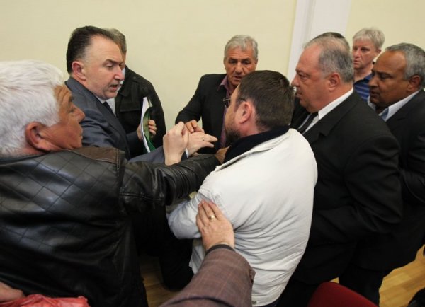 Срам: Физическа разправа в СДС, сините се млатиха заради бъдещата си линия