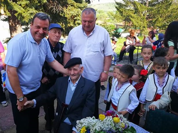 В пернишкото село Ярджиловци дружно отпразнуваха 100-годишния юбилей на дядо Стоян