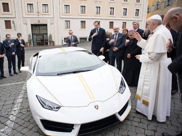 Сотбис продава на търг ламборгинито на папа Франциск
