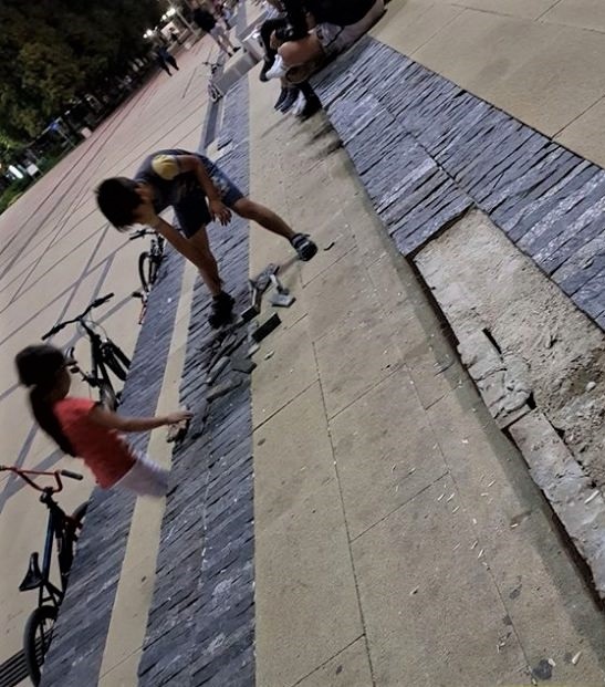 Деца рушат площада в Перник... за да си играят