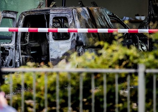 Микробус се вряза в редакцията на най-големия вестник в Холандия