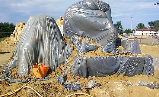 Опаковат а ла Христо Явашев пясъчните склуптури в Бургас