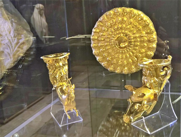 Деветте съда от Панагюрското съкровище бяха подредени в зала „Трезор” на бургаския археологически музей