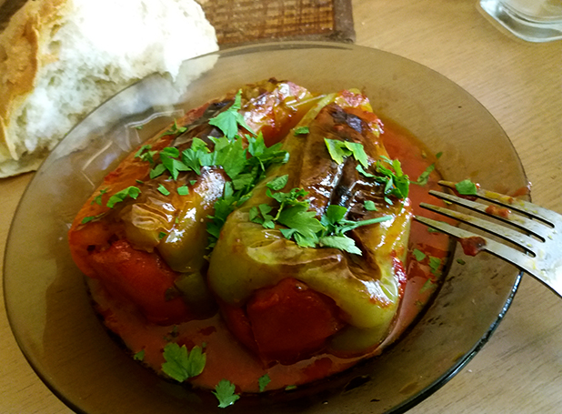 Пълнени чушки с кайма, булгур и картофи в доматен сос