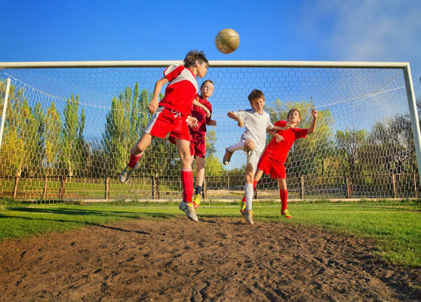 Играта с глава във футбола причинява хронични мозъчни трамви, най-застрашени са децата
