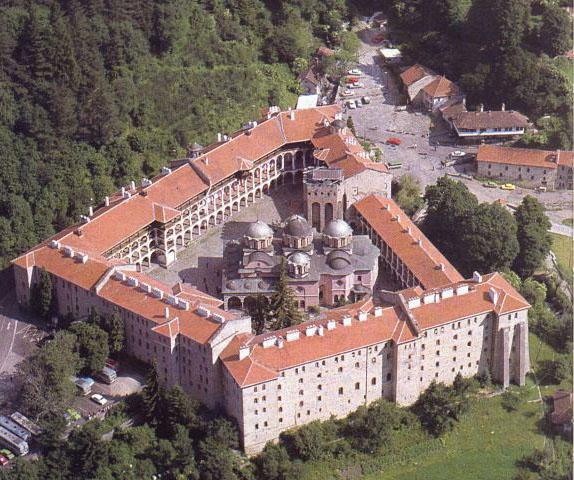Опасно свлачище е напът да откъсне Рилския манастир от света