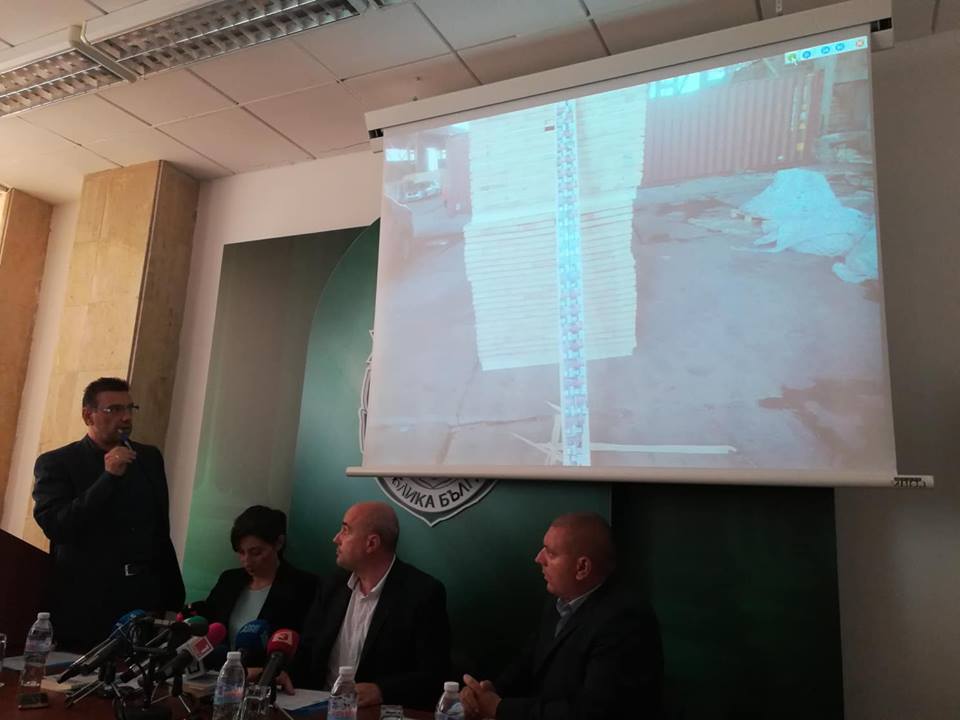 Задържаха контрабандни цигари за 1 млн. лв., скрити в шлифовани дъски на кораб  (СНИМКИ)