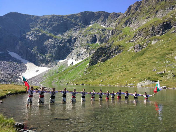 Недопустимо: Участници в опит за рекорд на Гинес нагазиха в защитеното езеро Бъбрека