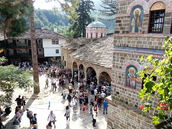 Троянският манастир посрещна храмовия си празник с обновено Антимово крило