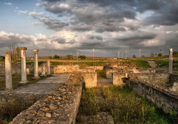Вандали изпотрошиха осветлението на руините от древния Абритус