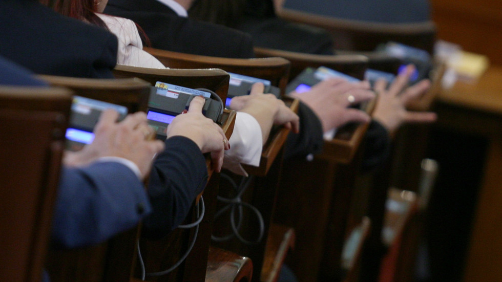 Рунд трети: Вотът на недоверие към кабинета отново не успя