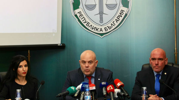 Организирана престъпна група точила сметки на хора чрез онлайн търговия