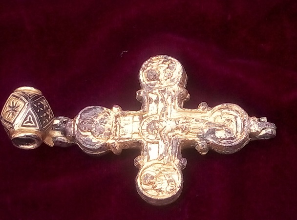 Сензационна находка на Трапезица: Откриха първия в света златен кръст с частица от Христовото разпятие