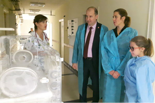 Семейство дари кувьоз на бургаска болница по повод рождения ден на сина си